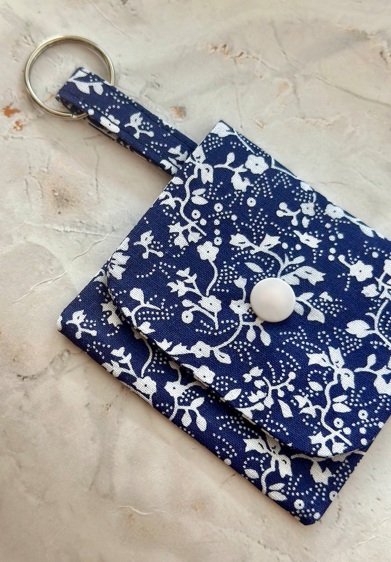 Porte-monnaie en coton fait main, pochette pour airpod, argent de vacances, poche, porte-clés, idée cadeau, portefeuille de voyage pour enfants, pochette pour médicaments, porte-tampon. Blue & White Floral