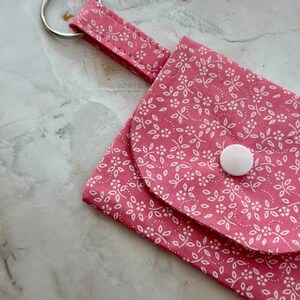 Porte-monnaie en coton fait main, pochette pour airpod, argent de vacances, poche, porte-clés, idée cadeau, portefeuille de voyage pour enfants, pochette pour médicaments, porte-tampon. Pink & White Floral