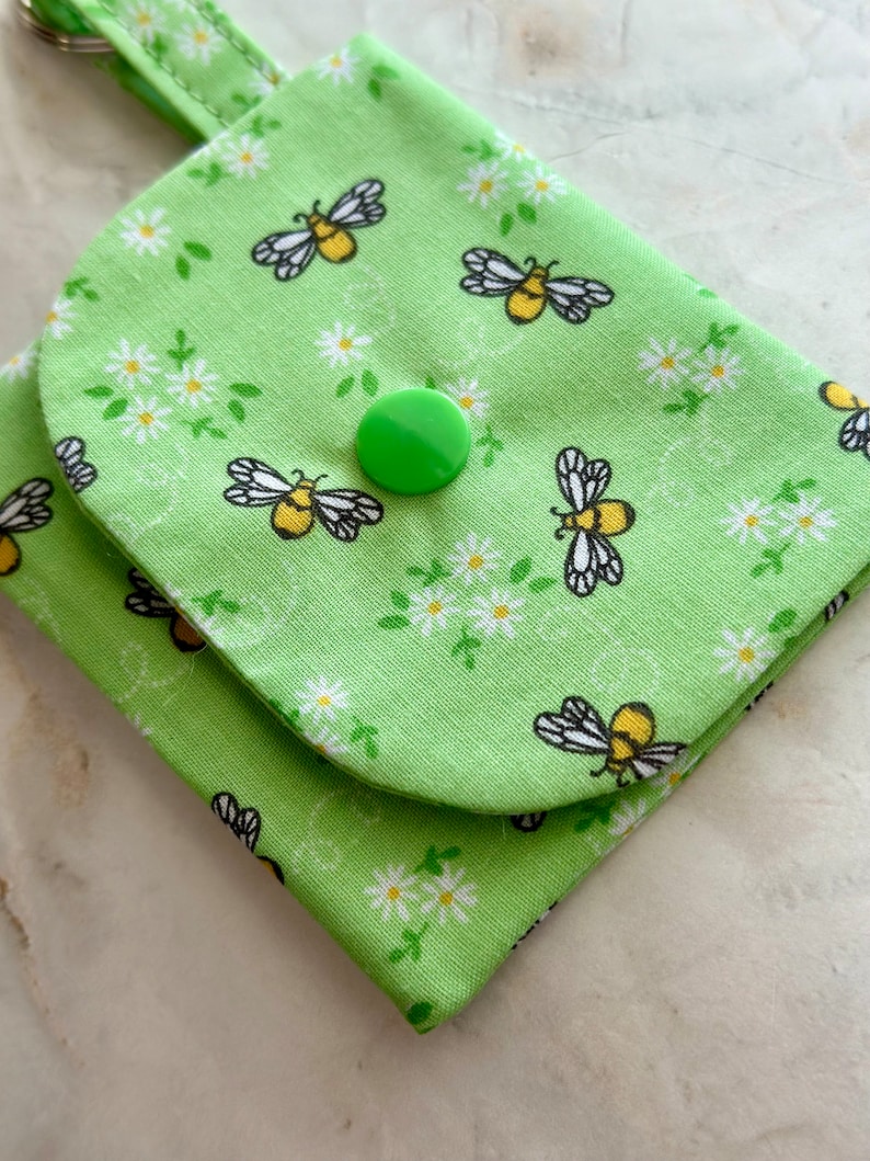 Porte-monnaie en coton fait main, pochette pour airpod, argent de vacances, poche, porte-clés, idée cadeau, portefeuille de voyage pour enfants, pochette pour médicaments, porte-tampon. Green Bee