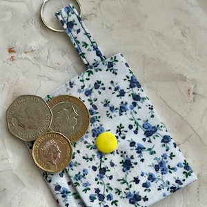 Porte-monnaie en coton fait main, pochette pour airpod, argent de vacances, poche, porte-clés, idée cadeau, portefeuille de voyage pour enfants, pochette pour médicaments, porte-tampon. White & Blue floral