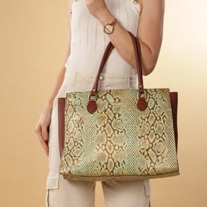 Torba na ramię ze skóry z nadrukiem w pytony: damska torba do pracy