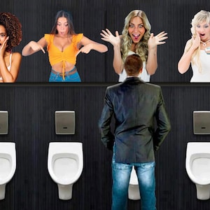 Könnte beinhalten: Ein humorvolles Bild zeigt einen Mann vor Urinalen, mit vier Frauen, die von oben mit überraschten Ausdrücken herunterschauen. Die Szene spielt in einer öffentlichen Toilette mit dunklen Holzpaneelen.