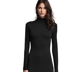 Puede incluir: Una camisa negra de cuello alto de manga larga.