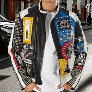Nouveau blouson moto en cuir clouté multicolore punk argent pour homme avec écussons de broderie - Mehrfarbige Punk-Lederjacke mit Nieten