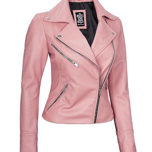Puede incluir: Chaqueta de cuero rosa claro con cierre de cremallera asim&eacute;trico. Cuenta con solapas con muescas, m&uacute;ltiples bolsillos con cremallera y herrajes plateados. Las mangas tienen pu&ntilde;os con cremallera y la chaqueta tiene forro negro.