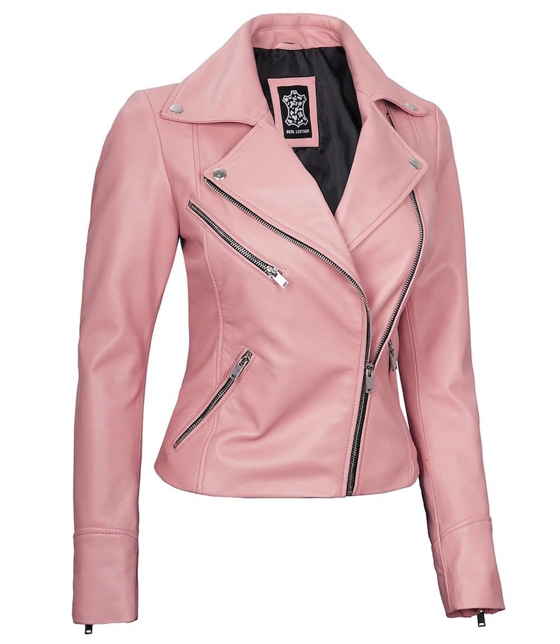 Puede incluir: Chaqueta de cuero rosa claro con cierre de cremallera asim&eacute;trico. Cuenta con solapas con muescas, m&uacute;ltiples bolsillos con cremallera y herrajes plateados. Las mangas tienen pu&ntilde;os con cremallera y la chaqueta tiene forro negro.