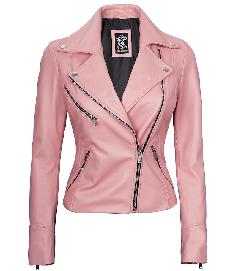 Puede incluir: Chaqueta de cuero rosa claro con cierre de cremallera asim&eacute;trico. Cuenta con cremalleras plateadas en los bolsillos y las mangas, y un cuello con solapas con muescas. El forro interior de la chaqueta es negro.