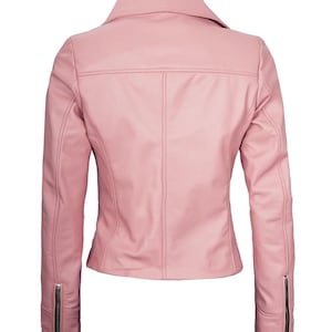 Puede incluir: Chaqueta de cuero rosa claro con cuello de solapa y mangas largas. La vista trasera muestra costuras verticales y una peque&ntilde;a costura horizontal en la parte superior de la espalda. Las mangas tienen cremalleras en los pu&ntilde;os. Prenda de vestir exterior elegante.