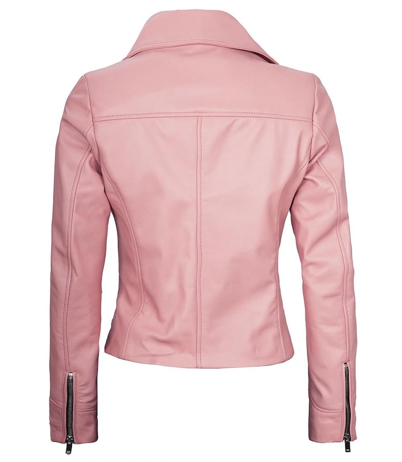Puede incluir: Chaqueta de cuero rosa claro con cuello de solapa y mangas largas. La vista trasera muestra costuras verticales y una peque&ntilde;a costura horizontal en la parte superior de la espalda. Las mangas tienen cremalleras en los pu&ntilde;os. Prenda de vestir exterior elegante.