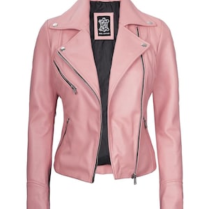 Puede incluir: Chaqueta de cuero rosa claro de estilo motero. Cuenta con cuello con solapas, cierre de cremallera asim&eacute;trico, m&uacute;ltiples bolsillos con cremallera y herrajes plateados. La chaqueta tiene forro interior negro y una etiqueta que dice "REAL LEATHER".