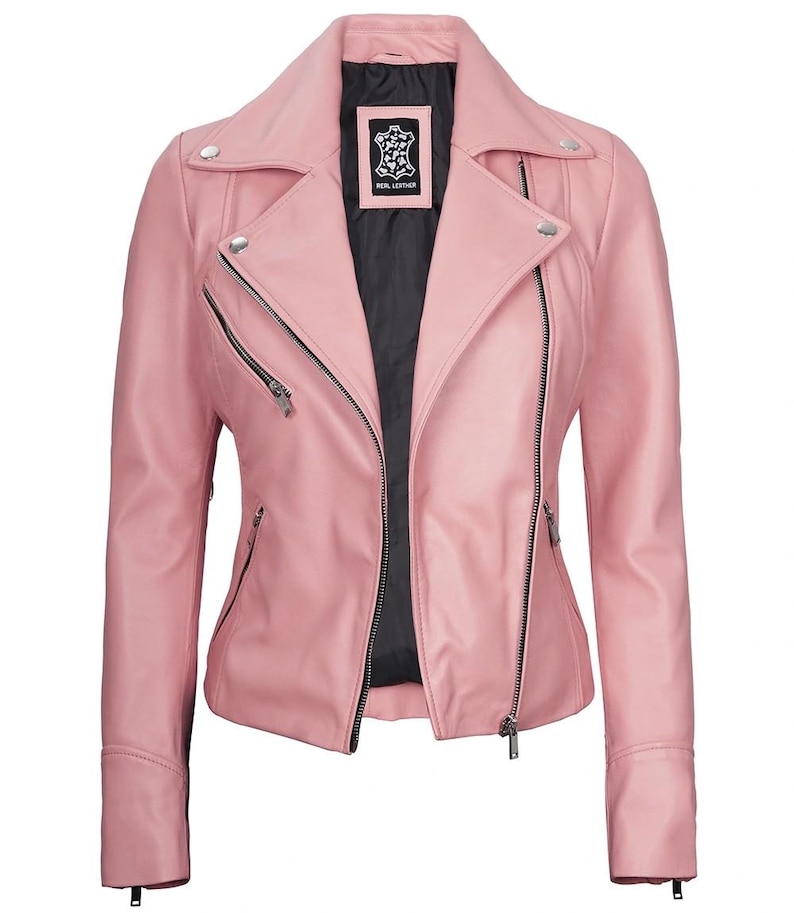 Puede incluir: Chaqueta de cuero rosa claro de estilo motero. Cuenta con cuello con solapas, cierre de cremallera asim&eacute;trico, m&uacute;ltiples bolsillos con cremallera y herrajes plateados. La chaqueta tiene forro interior negro y una etiqueta que dice "REAL LEATHER".