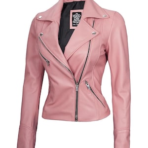 Puede incluir: Chaqueta de cuero rosa con cierre de cremallera asim&eacute;trico y cuello con solapas. La chaqueta presenta cremalleras plateadas en los bolsillos y las mangas. El forro interior es negro.
