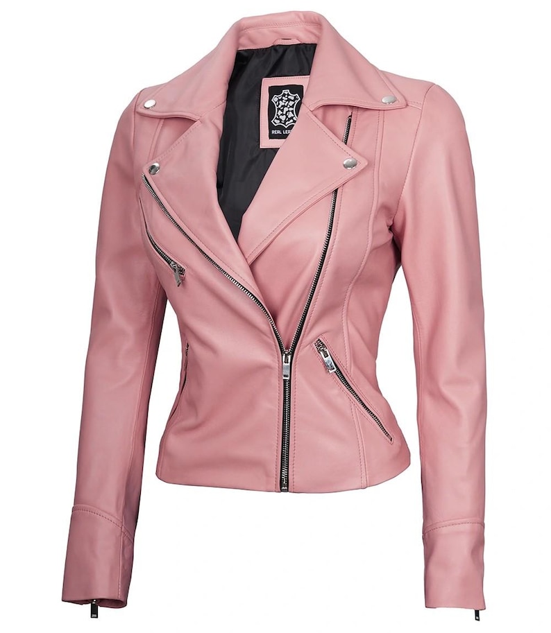Puede incluir: Chaqueta de cuero rosa con cierre de cremallera asim&eacute;trico y cuello con solapas. La chaqueta presenta cremalleras plateadas en los bolsillos y las mangas. El forro interior es negro.