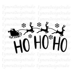 Peut inclure: Graphique noir et blanc représentant le Père Noël dans son traîneau tiré par des rennes, avec des flocons de neige et l'inscription "HO HO HO". Idéal pour les créations de Noël.