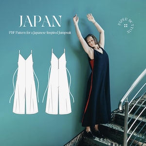 Könnte beinhalten: Ein marineblauer Jumpsuit mit rotem Seitenstreifen wird vor einem türkisfarbenen Hintergrund präsentiert. Der Text "JAPAN" und "PDF Pattern for a Japanese-Inspired Jumpsuit" sind zu sehen. Zwei Strichzeichnungen des Jumpsuits befinden sich links.