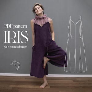 Puede incluir: Patrón PDF para un mono llamado "IRIS" con tirantes extendidos. El patrón se ilustra con una mujer que lleva un mono morado y un cuello de volantes rosa.