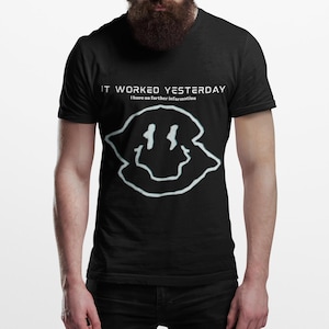 Camiseta con carita sonriente "Funcionó ayer" / Camiseta de programación / Diseño de contorno neón con efecto glitch / Javascript, C++, etc.