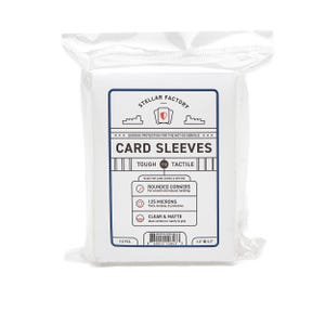 Puede incluir: Un paquete de fundas para cartas Stellar Factory. El paquete blanco tiene una etiqueta azul y blanca con las palabras "Card Sleeves" y "Tough". Incluye esquinas redondeadas, 125 micras de grosor y acabado transparente y mate.