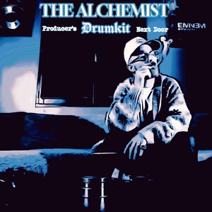 Op de afbeelding: Blauw getinte afbeelding met de tekst "THE ALCHEMIST Producer's Drumkit Next Door." Een persoon met een hoed en bril zit, een sigaret rokend. De achtergrond is donker, wat duidt op een opnamestudio.
