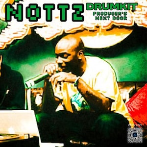 Może przedstawiać: Zdjęcie mężczyzny trzymającego mikrofon, z zielono-białym napisem "NOTTZ DRUMKIT PRODUCER'S NEXT DOOR". Mężczyzna ma na sobie żółtą koszulkę i siedzi przed laptopem. Tło to mieszanka zieleni i pomarańczy.