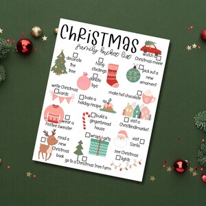 Könnte beinhalten: Eine weiße druckbare Weihnachts-Bucket-Liste mit Illustrationen von weihnachtlichen Aktivitäten. Die Liste enthält Aktivitäten wie das Schmücken des Baumes, das Aufhängen von Strümpfen, das Spenden von Spielzeug, das Backen eines Urlaubsrezepts, das Bauen eines Lebkuchenhauses, das Einpacken von Geschenken und den Besuch einer Weihnachtsbaumfarm.