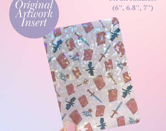 Pode incluir: Um adesivo transparente e iridescente com um padrão repetitivo de livros, espadas, chaves e dragões. O adesivo é projetado para caber em todos os tamanhos de Kindle, incluindo 6", 6.8" e 7".