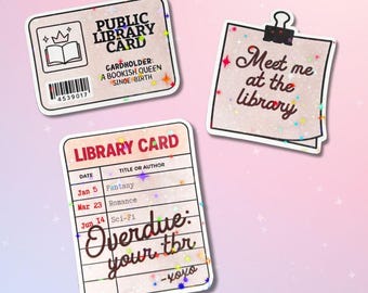 Puede incluir: Tres pegatinas con temática de biblioteca. Una es una tarjeta de biblioteca pública con el texto "Public Library Card" y "Cardholder: A Bookish Queen Since Birth". Otra dice "Meet me at the library". La tercera es una tarjeta de biblioteca con "Overdue: your tbr."