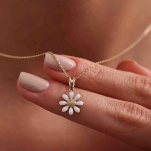 Elegant Minimalist Daisy Necklace -Dainty Daisy Necklace - Minimalist Jewelry for Subtle Beauty christmas gift