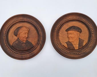 Plaques murales vintage en bois sculpté à la main - Art populaire européen du milieu du siècle, portraits d'hommes et de femmes, décoration murale rustique