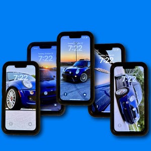 Peut inclure: Cinq étuis de téléphone différents avec une Mini Cooper bleue sur chacun. Les étuis sont tous noirs et ont un protecteur d'écran transparent. L'heure est affichée sur chaque étui, indiquant la date et l'heure.