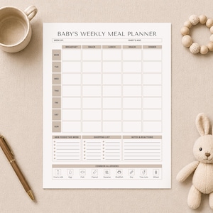 Puede incluir: Un planificador semanal de comidas para bebés en tonos neutros, con secciones para cada día, comidas, lista de compras y notas. Un bolígrafo, una taza, cuentas de madera y un conejito de peluche están dispuestos alrededor del planificador.