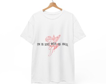 Ich bin verliebt in einen Engel Unisex Heavy Cotton T-Shirt Weiß
