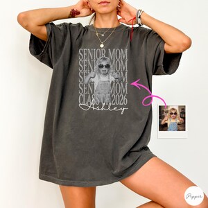 Pepper colored graduation mom shirt with a custom photo print, ideal keepsake gift for the 2026 graduation season.
