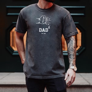 Comfort Colors® Maglietta Papà di 2, Annuncio di gravidanza, Maglietta personalizzata Papà di 2, Regalo per la festa del papà, Padre di due figli, Maglietta Papà di gemelli, EST Dad