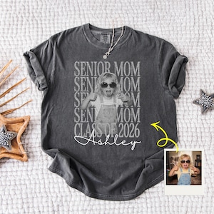 Personalized Senior Mom 2026 shirt in Pepper Comfort Colors featuring a custom student photo and name print.
