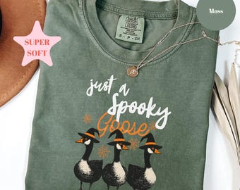 Camiseta Comfort Colors® "Just a Spooky Goose", divertida camiseta de ganso de Halloween, camiseta de ganso con disfraces de Halloween, linda camiseta de terror, "Spooky Goose"