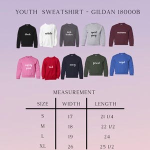 Puede incluir: Exhibici&oacute;n de sudaderas juveniles en varios colores, como negro, blanco y azul marino. El texto "YOUTH SWEATSHIRT - GILDAN 18000B" est&aacute; en la parte superior. Se proporcionan medidas para las tallas S, M, L y XL, con anchos que van de 43 a 66 cm.