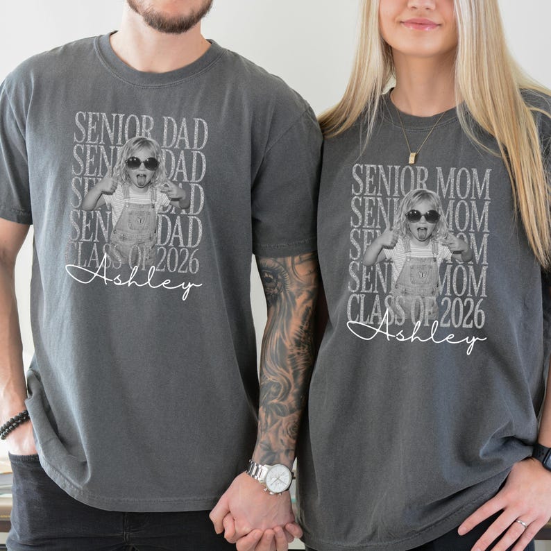 Anpassad t-shirt med foto av en äldre mamma 2026, personlig t-shirt med foto av en klass 2026, personlig t-shirt med examensmotiv för äldre mamma bild 4