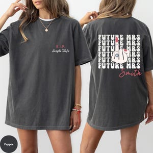 Comfort Colors® Future Mrs Shirt, personalisiertes Brautgeschenk T-Shirt, lustiges Verlobungsshirt, Retro Bachelorette Braut Top