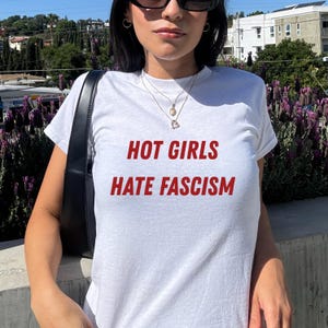 Hot Girls Hate Fascism Y2K Baby Tee Pro Immigration Shirt Anti Racism T-Shirt Political Activist Clothes Anti Trump Shirt Liberal Women Tee