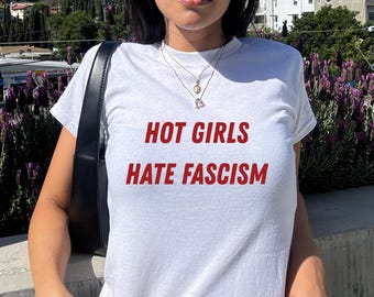 Camiseta de bebé con el lema "Chicas calientes que odian el fascismo Y2K", camiseta a favor de la inmigración, camiseta antirracista, ropa de activista político, camiseta anti-Trump, camiseta liberal para mujeres