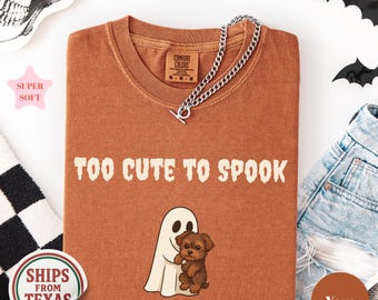 Maglietta Comfort Colors® Too Cute to Spook, maglietta con cane fantasma, maglietta di Halloween con barboncino, maglietta di Halloween con cane, maglietta di Halloween, maglietta con fantasma carino