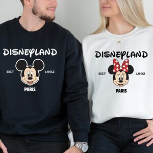 Puede incluir: Un letrero de madera hecho a mano con la palabra "Welcome" en una fuente juguetona. El letrero presenta un fondo blanco desgastado y un borde marr&oacute;n oscuro, ideal para la decoraci&oacute;n de la puerta.