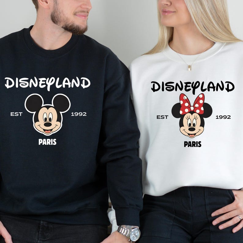 Puede incluir: Un letrero de madera hecho a mano con la palabra "Welcome" en una fuente juguetona. El letrero presenta un fondo blanco desgastado y un borde marr&oacute;n oscuro, ideal para la decoraci&oacute;n de la puerta.