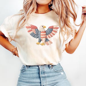 Comfort Colors® Faux Patchwork Bunt- und Amerikanisches Flaggen-Shirt, 4. Juli Shirt, Geschenk zum Unabhängigkeitstag