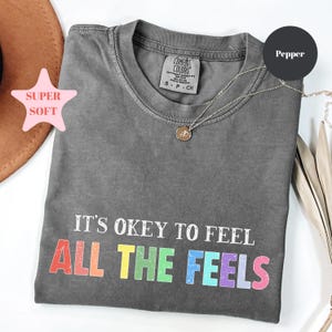 Maglietta Comfort Colors® It's Okay To Feel All The Feels, Maglietta per Insegnanti, Regalo per Insegnanti, Maglietta per Logopedia, Maglietta Motivazionale