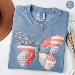 Camiseta Comfort Colors® con mariposa patriótica, camiseta con la bandera estadounidense y mariposa, camiseta del 4 de julio, regalo del Día de la Independencia, solo estampado (no es un parche).