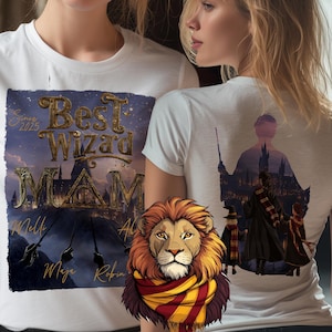 Könnte beinhalten: Weiße T-Shirts mit Zauberer-Motiven. Ein Shirt zeigt einen Löwen mit Schal und dem Text "Best Wizard MAM". Das andere zeigt eine Silhouette von Zauberern und einem Schloss.