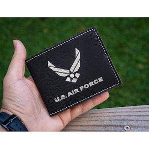 Schwarze Brieftasche aus Kunstleder, benutzerdefinierte Lederbrieftasche, personalisierte Brieftasche aus Kunstleder, Brieftasche im Militärstil, Geschenk im Militärstil, individuelles Geschenk