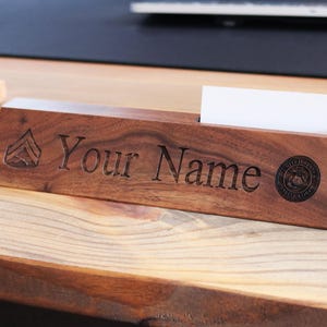Cunha de mesa de escritório, placa de identificação de mesa, presente militar, porta-cartão de visita, cunha de mesa personalizada, placa de identificação gravada, cunha de mesa de nogueira